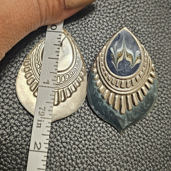 Vintage lightweight 3 tones earrings. - Picture 3 of 3